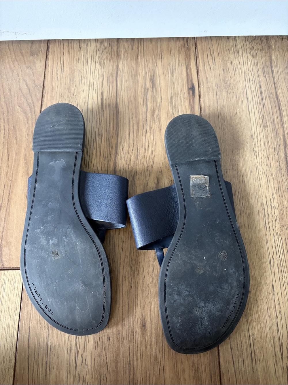 Tory Burch Navy Leather Logo Thong Sandals with Gold and Green Enamel 8 - Picture 6 of 7